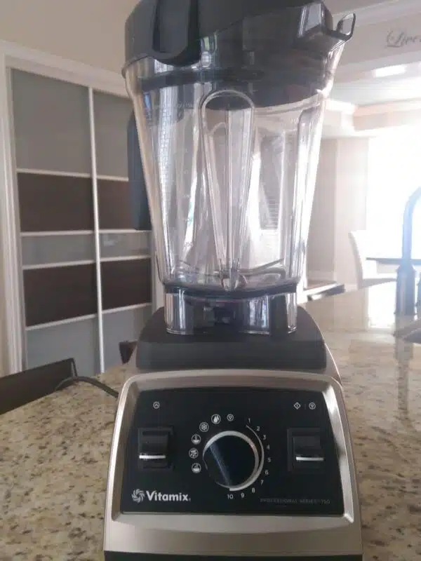 The easy and helpful guide to keep your Vitamix Blender clean (Tips & Tricks)