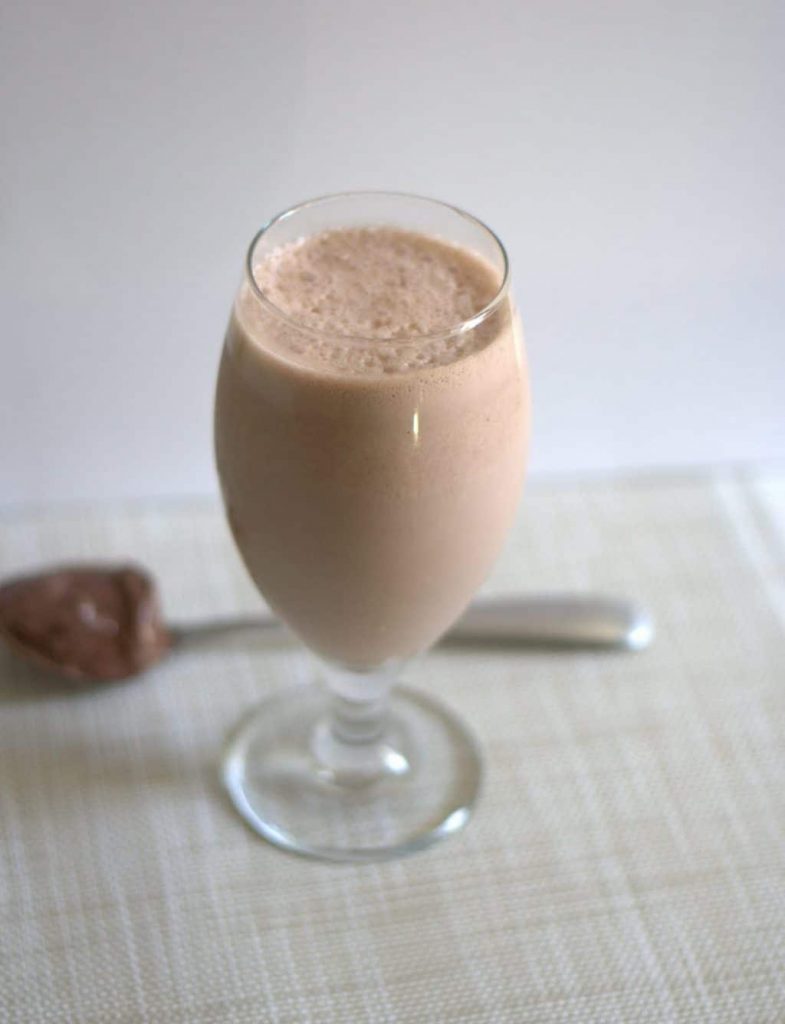 How to create a delicious and nutritious Nutella Smoothie #smoothie #nutella from the blenderhappy blog.