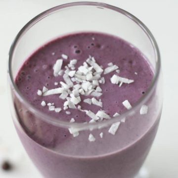 This Oatmeal Banana Berry Smoothie is like overnight oats in a glass.