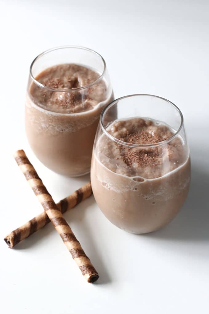 A quick and easy vegan peppermint chocolate coffee smoothie that will keep you full and energized all morning long.