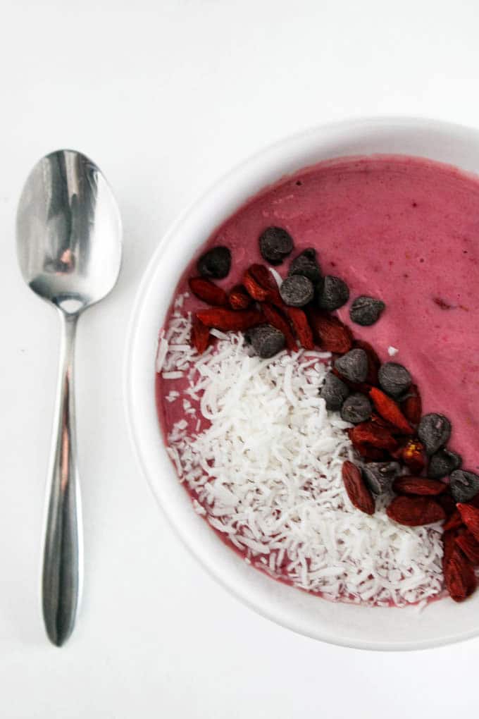 This raspberry yogurt dessert bowl is delicious and nutritious. It doesn't hurt that it tastes like frozen yogurt from my favourite place.