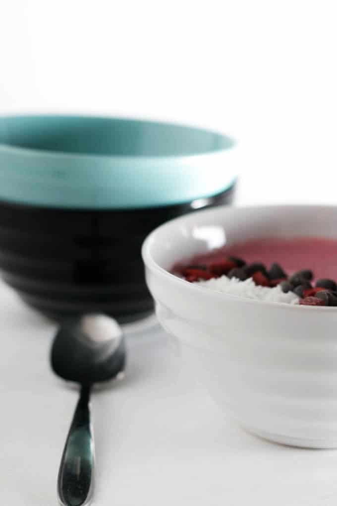 This raspberry yogurt dessert bowl is delicious and nutritious. It doesn't hurt that it tastes like frozen yogurt from my favourite place.