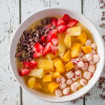 Quick and easy pineapple mango smoothie bowl that you can top with all your favourite treats.