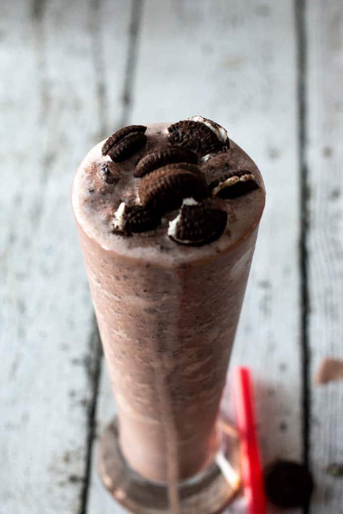 Enjoy a chocolate cookies ’n cream shake even if you don’t have ice cream. This version uses vanilla greek yogurt, milk and frozen banana to give you that ice cream like consistency.