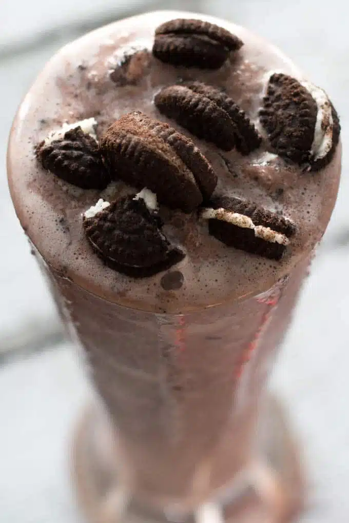 Enjoy a chocolate cookies ’n cream shake even if you don’t have ice cream. This version uses vanilla greek yogurt, milk and frozen banana to give you that ice cream like consistency.