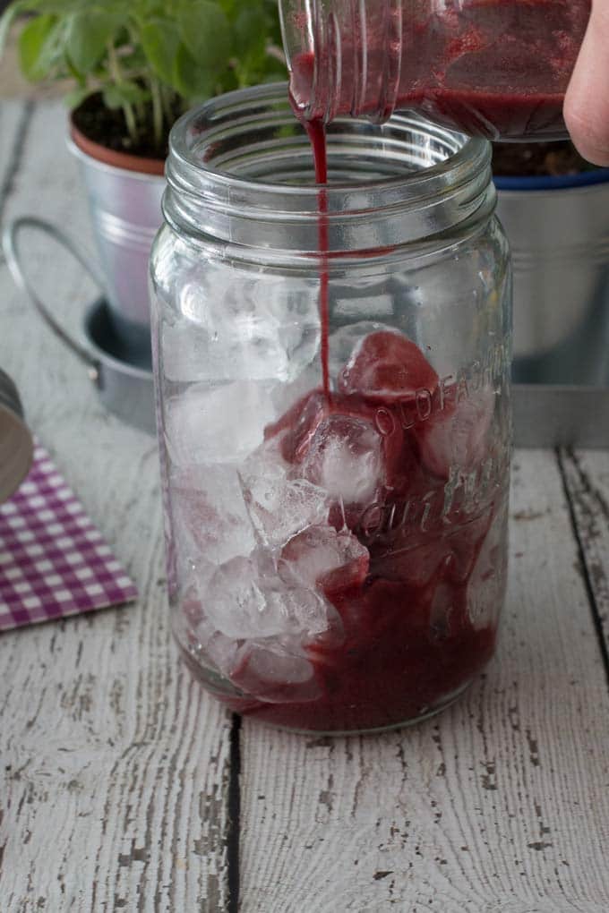 Tired of drinks that contain ingredients you can’t pronounce. Try this easy Sparkling Berry Soda that you can make in the comfort of your home.