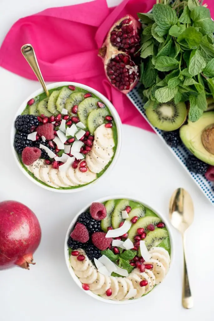Green Superfood Smoothie Bowls via A Side of Sweet - Looking for a lighter, healthier way to start your day? Smoothie bowls are tasty and can pack a great nutritional punch.