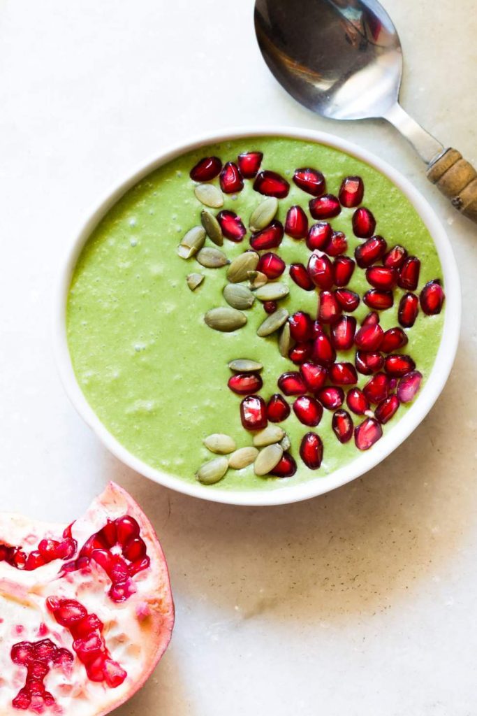 Vegan spinach ginger smoothie bowl - Looking for a lighter, healthier way to start your day? Smoothie bowls are tasty and can pack a great nutritional punch.