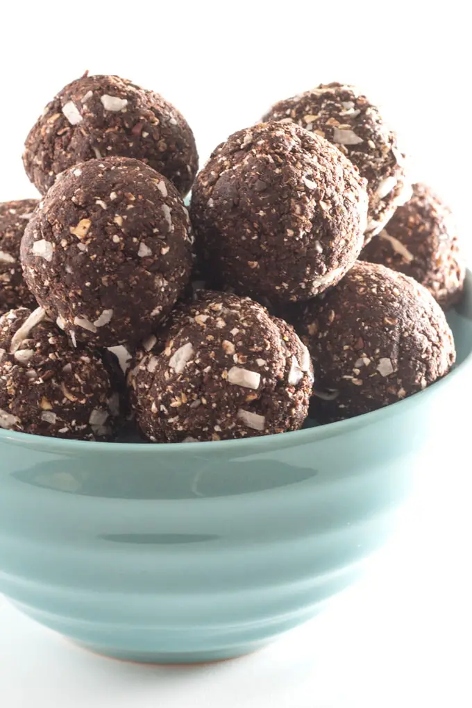 https://blenderhappy.com/wp-content/uploads/2016/12/Chocolate-mint-coconut-protein-bites-2.jpg.webp