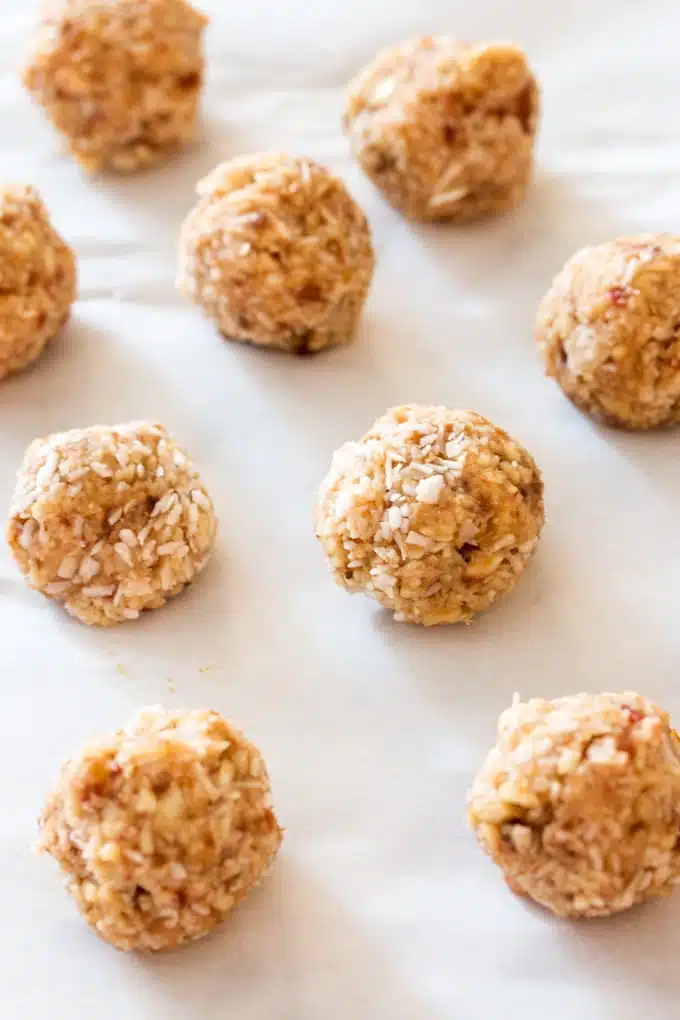 Easy Oatmeal Cashew Cookie Coconut Protein Balls Recipe