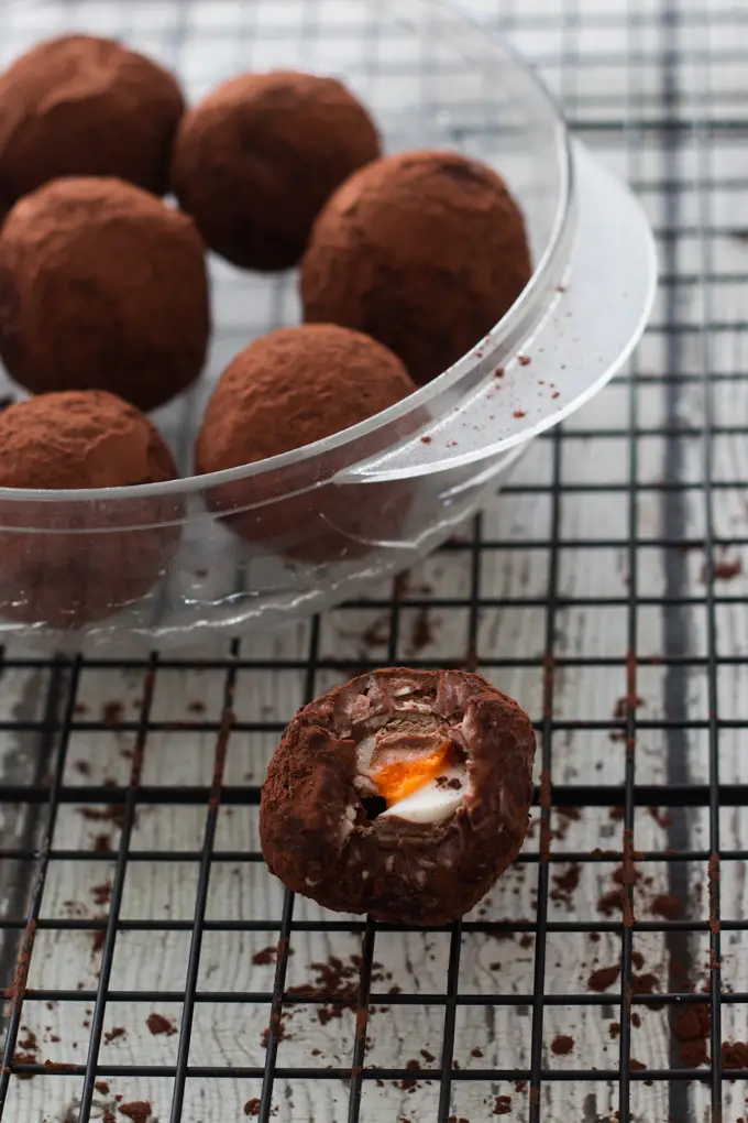 Creme egg chocolate rounds: An easy to make Easter treat with a surprise creme egg center.